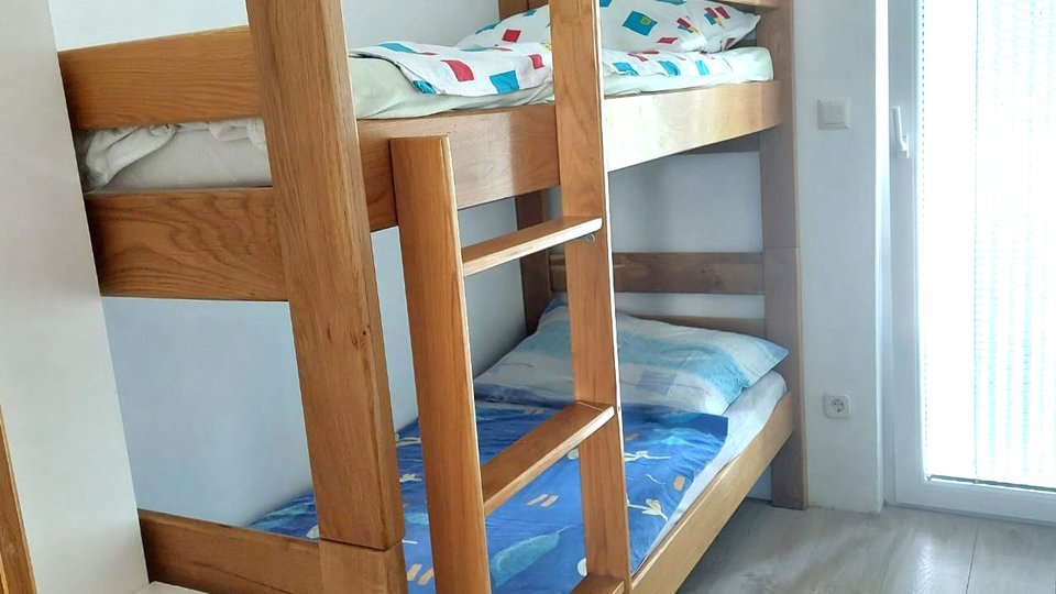 Vodice - Doppelhaushälfte - in der Nähe der Schule mit zwei Wohnungen und einer Studiowohnung im Untergeschoss