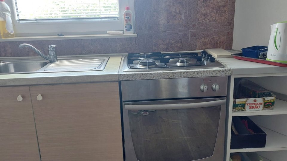 Vodice - Dvojna kuća - blizu škole sa dva stana i studio apartmanom u podrumu