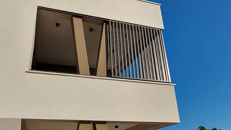 Runtergesetzt bis 01.September - VODICE - nur 300m zum Meer- 4 Zimmer Wohnung in einem Gebäude mit Aufzug und GARAGE