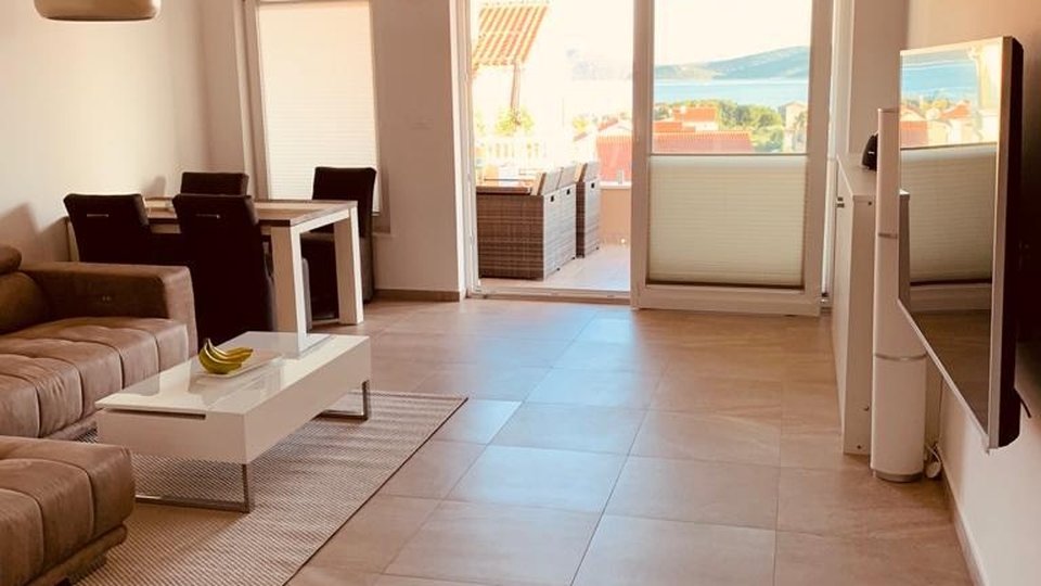 Vodice – Attraktive Wohnung möbliert mit schöner Dachterrasse und Garage