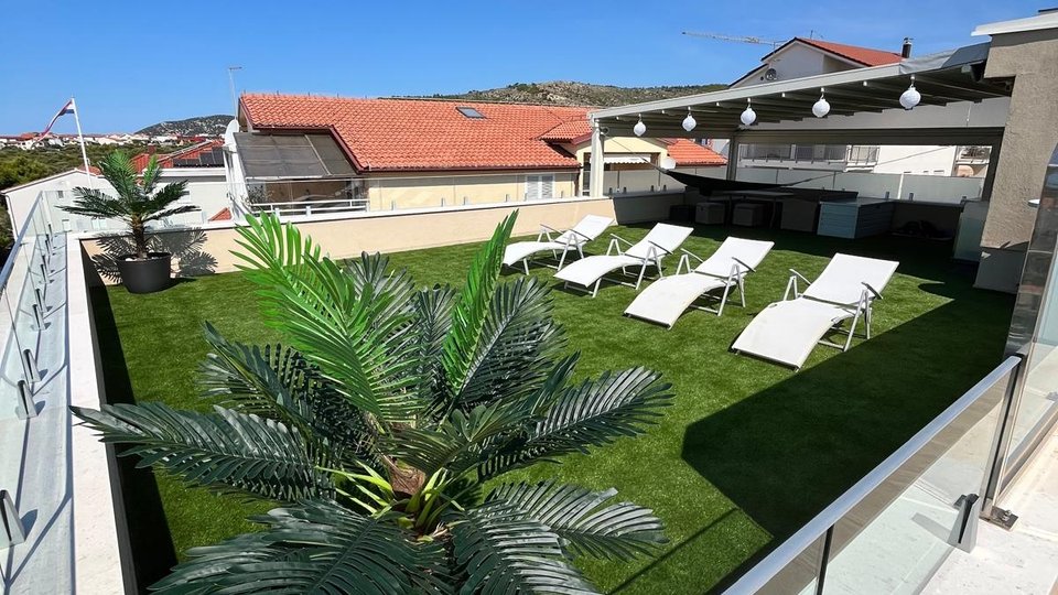 Vodice – Attraktive Wohnung möbliert mit schöner Dachterrasse und Garage