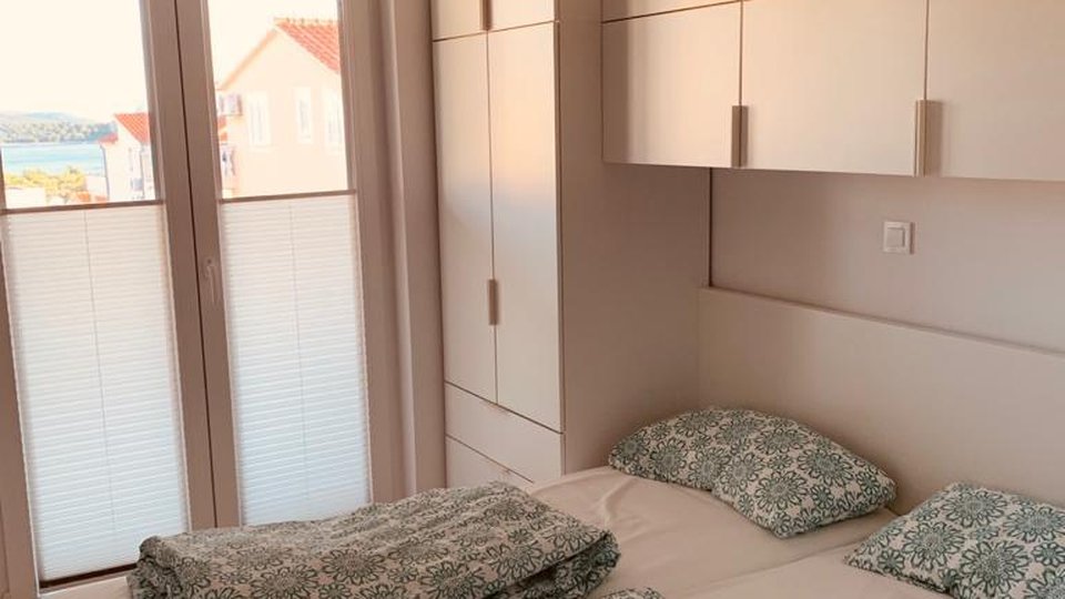 Vodice – Attraktive Wohnung möbliert mit schöner Dachterrasse und Garage