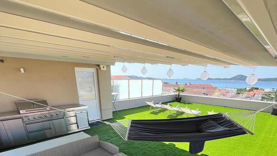 Vodice – Attraktive Wohnung möbliert mit schöner Dachterrasse und Garage