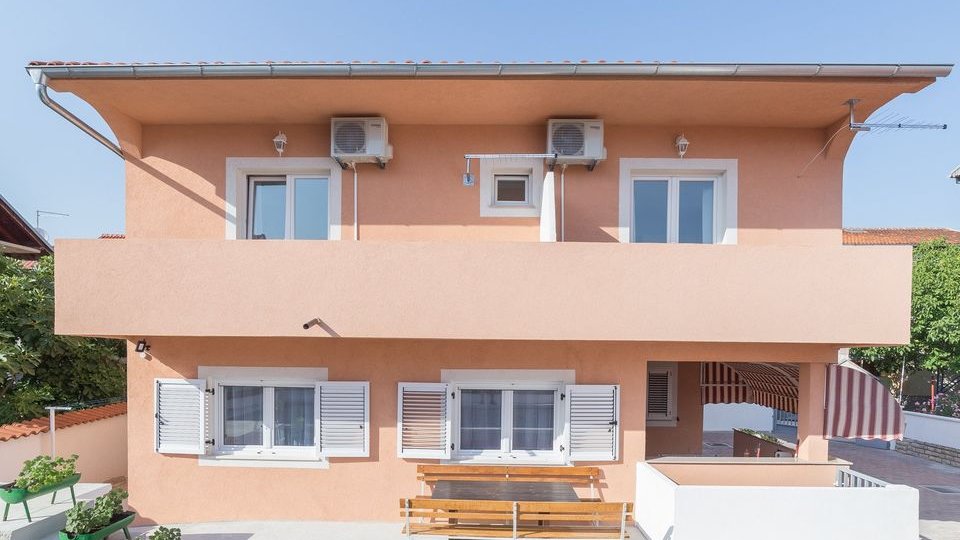 Beautiful house with five apartments, + swimming pool, -ideal for rent, -completely decorated and furnished.
