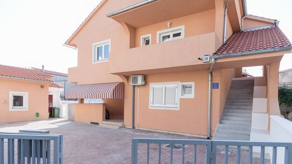 Beautiful house with five apartments, + swimming pool, -ideal for rent, -completely decorated and furnished.